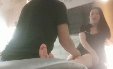 【搞沐足女技师】老哥就喜欢玩真实刺激，女技师掏出JB撸管，拨开裤子磨蹭骚逼，骑上来抽插浪叫